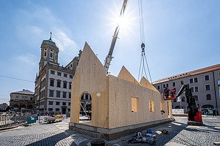 Foto des NEXT500-Pavillons auf dem Augsburger Marktplatz. Sie können die Montage der LENO-Elemente sehen.