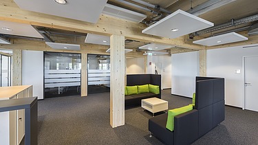 Photo of the Stadtwerke Lübeck administration building. You can see a modern office space.