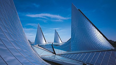 Foto des Gerichtshofs in Antwerpen. Zu sehen sind die vier Dachspitzen.