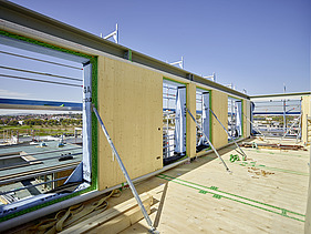 Foto des Gebäudes SKAIO Stadtsiedlung in Heilbronn. Man sieht die Montage der LENO-Holzelemente.
