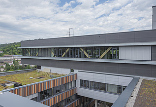 Exterior view of the district administration office in Calw. You can see a building with a flat roof.