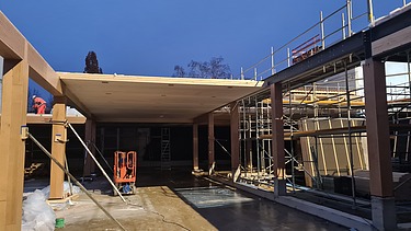 Photo of the assembly of the Paul-Klee-Gymnasium in Gersthofen. You can see a wooden ceiling.