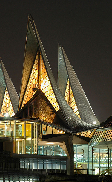 Nachtaufnahme des Gerichtshofs Antwerpen.