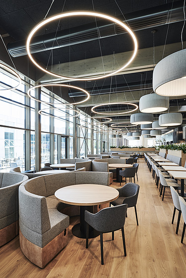 Innenaufnahme des Mitarbeiterrestaurants Viessmann in Allendorf. Zu sehen ist moderner, möblierter Speiseraum.