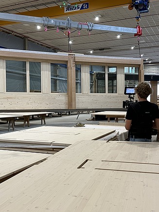 Foto eines großen Holzelements in der Werkshalle von ZÜBLIN Timber.