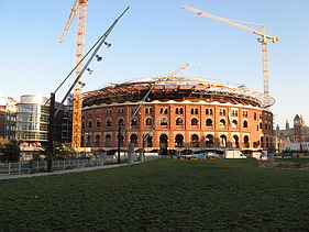 Foto der Las Arenas in Barcelona. Zu sehen ist das Gebäude während der Montage von außen.