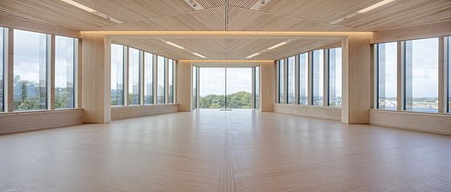 Foto des Innenraums mit vielen Holzdetails des Gebäudes Finansparken Bjergsted, Stavanger.