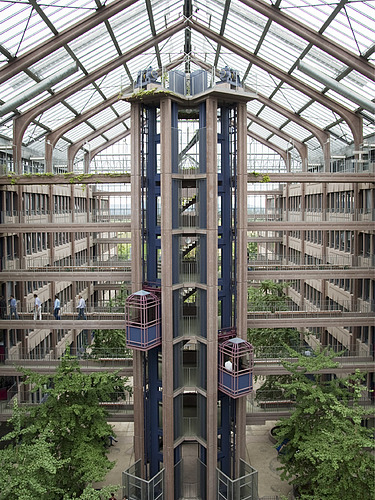 Foto im Halleninnenbereich des Headquarters von ZÜBLIN in Stuttgart. Zu sehen ist eine große Glaskuppel und ein Aufzug.