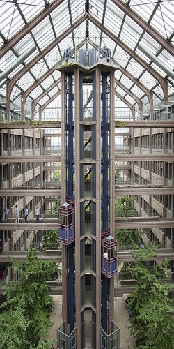 Photo in the interior of the ZÜBLIN headquarters in Stuttgart. You can see a large glass dome and an elevator.