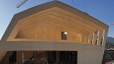 Foto der Montage der Metropolitan School Berlin. Zu erkennen sind viele Holzelemente.