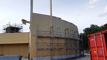 Foto der Holzbaumontage des Globe Theaters Coburg.