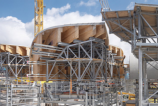 Foto von Sonderschalungen aus Holz auf der Baustelle Stuttgart 21. Außenaufnahme während des Baustellenalltags.