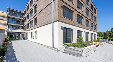 Photo of the Elias-Schrenk-Haus retirement home in Tuttlingen. You can see a building with a wooden façade.