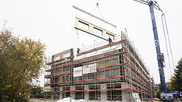 Photo of the Elias-Schrenk-Haus retirement home in Tuttlingen. You can see the installation of a LENO ADD external wall element.