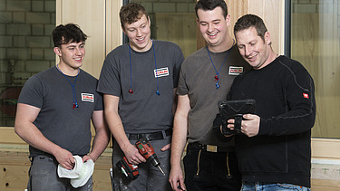 Foto von vier Zimmererleuten in der Produktion von ZÜBLIN Timber