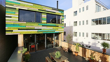 Foto eines Gebäudes mit Dachterrasse. Nachverdichtung.