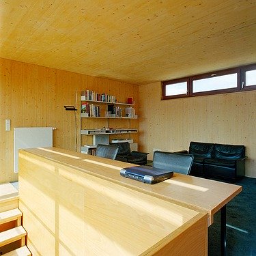 Foto eines Arbeitszimmers. Reihenhausanlage Kranichstein. Zu sehen sind viele LENO-BSP-Oberflächen.