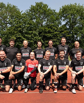 News ZÜBLIN Timber. ZÜBLIN Cup 2025 in Stuttgart. Team photo of the ZÜBLIN Timber hobby soccer team.