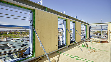 Foto des Gebäudes SKAIO Stadtsiedlung in Heilbronn. Man sieht die Montage der LENO-Holzelemente.