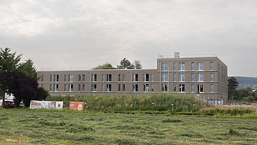 Außenansicht des Holz-Hybrid-Baus Quartier Hangweide in Kernen.
