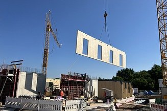 Vorgefertigte LENO®-Innenwände werden auf der Baustelle montiert. 