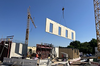 Prefabricated LENO® internal walls are assembled on site. 