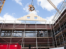 Exterior shot of the Schule am Hang, Frankfurt. Construction site impression.