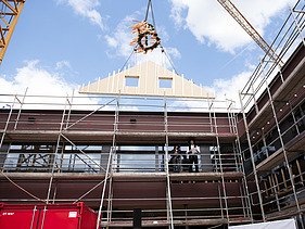 Exterior shot of the Schule am Hang, Frankfurt. Construction site impression.