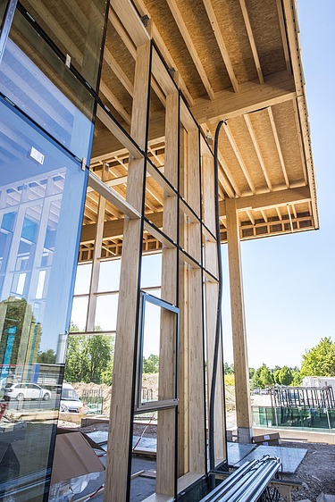 Foto des Dachvorsprunges aus Holz des Gebäudes JOWAT Haus der Technik.