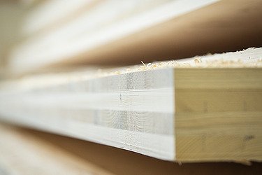 Photo of a stack of LENO panels. You can see a close-up of the crosswise gluing.