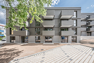Foto der Joseph-Stiftung in Bayreuth. Man sieht ein Gebäude mit grauer Fassade.