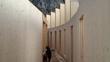 Foto der Holzbaumontage des Waltenberger Haus in Oberstdorf. LENO-BSP-Elemente.