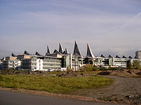 Foto des Gerichtshofs in Antwerpen aus der Firne. Zu sehen sind die vier Dachspitzen.