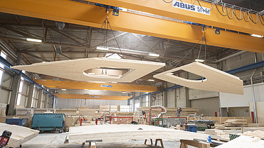 Foto von LENO Brettsperrholzelementen in der Produktionshalle von ZÜBLIN Timber.