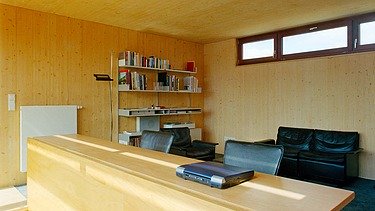 Foto eines Arbeitszimmers. Reihenhausanlage Kranichstein. Zu sehen sind viele LENO-BSP-Oberflächen.