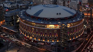 Nachtaufnahme der Las Arenas in Barcelona von au0en.