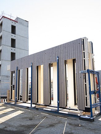 Photo of the assembly of timber elements at the T3 office construction site in Aichach.