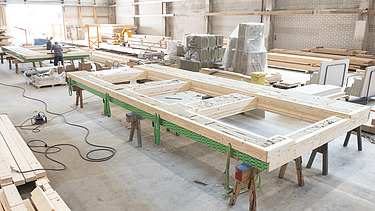 Foto eines LENO-ADD-Holzelements in der Produktionshalle von ZÜBLIN Timber.