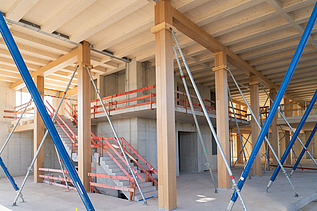 Photo of the assembly of the UmweltHaus in Nuremberg. You can see wooden elements.