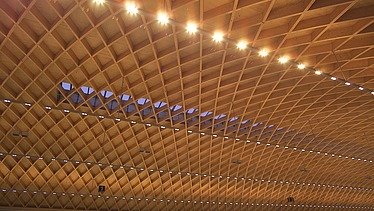 Detailed photo of the wooden roof construction of the Warnow Hansa exhibition hall in Rostock.