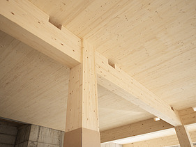 Rohbaufoto des Bürogebäudes von ZÜBLIN Timber. LENO-Brettsperrholzdecke, BSH-Stützen.