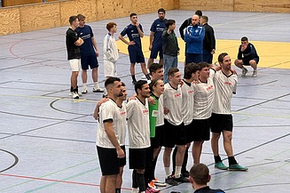 Team photo of a hobby soccer team in a sports hall.