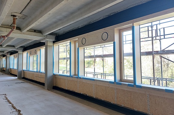 Photo of a timber frame construction element with mullion-transom façade.