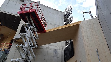 Foto der Holzbaumontage des Globe Theaters in Coburg.