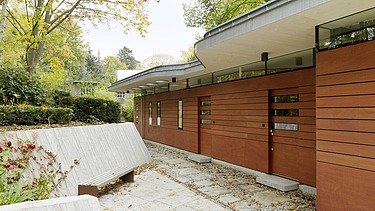 Foto eines modernen Bungalows mit LENO-BSP-Flachdach. Detailbild Fassade und Dach.