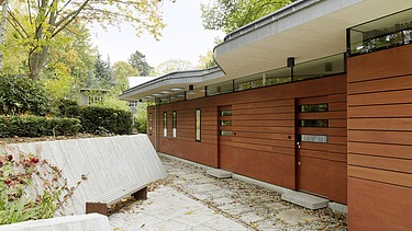 Photo of a modern bungalow with LENO-BSP flat roof. Detailed picture of facade and roof.