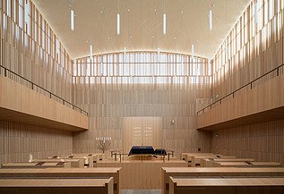 Photo of the interior of the Regensburg synagogue.