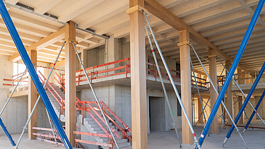Photo of the assembly of the UmweltHaus in Nuremberg. You can see wooden elements.