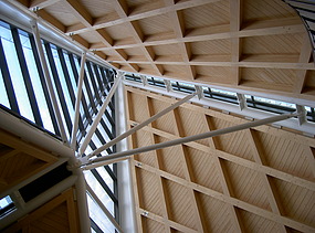 Foto des Gerichtshofs in Antwerpen von Innen. Zu sehen ist die Holzkonstruktion der Dachspitze.