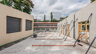 Foto der Montage eines LENO-ADD-Holzelements auf der Baustelle der Schule in Erfurt.